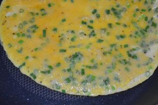 一边铲一边摇晃蛋饼，铲至蛋饼能自由和锅一起晃动