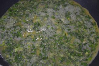 中小火热锅，倒入薄荷蛋液，快速均匀摊开