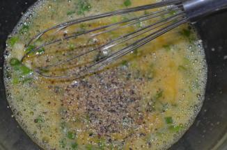 加入黑胡椒碎，搅拌均匀