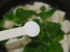 加入盐，大火滚2分钟即可