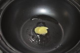 大火热锅，放入油，
然后放入姜片爆一下