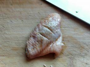 将鸡翅划两刀，这样更入味。