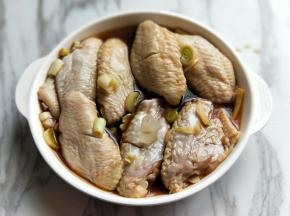 抓拌均匀腌制40分钟。