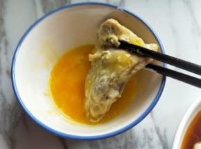 再沾满蛋液。