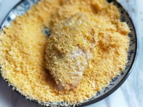 最后放在面包糠器具中裹均匀。