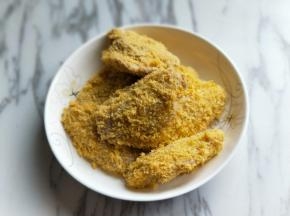 依次裹好面包糠的鸡翅。