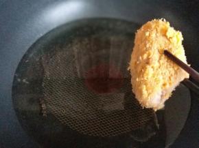 起油锅，油温7成时用筷子夹入鸡翅。