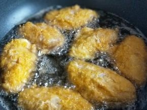 中小火炸至金黄。