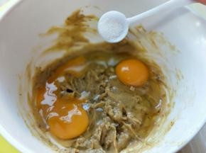 在加入食用盐，用手动打蛋器打至均匀，完全融合。