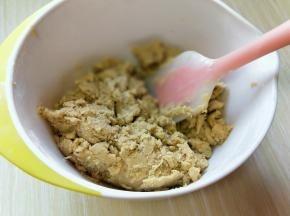 用硅胶铲充分的切拌均匀，无干粉。