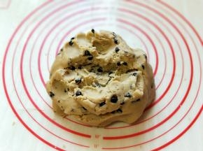 切拌均匀的饼干糊。