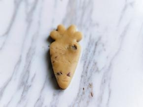 小心的把模具周边多余部分去掉，胡萝卜形状就出来了呦～