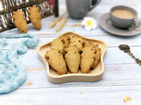 饼干烤好后戴上隔热手套将烤盘取出，凉一会再用手触碰。