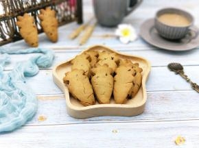 饼干烤好后戴上隔热手套将烤盘取出，凉一会再用手触碰。