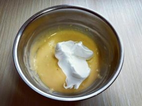 用硅胶刀取三分之的蛋白放入蛋黄糊容易中，翻拌均匀(切记手法，不要划算搅拌，以免消泡) 从底下往上翻拌，手法要轻轻的。 再取三分之一的蛋白霜加入蛋黄糊中，继续上面的手法，翻拌直至看不到蛋白霜。