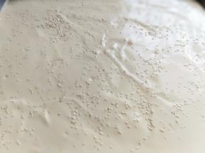 抹平后均匀撒上白芝麻。