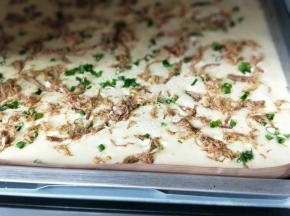 烤箱150度预热5分钟，把烤盘放入烤箱中层，上下火150度烤35分钟(具体时间及温度，根据自家烤箱性能另定。)