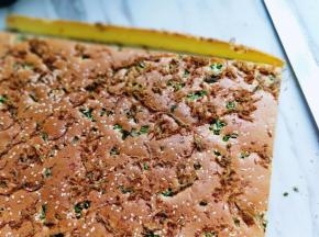 用蛋糕刀再将蛋糕四边切整齐。