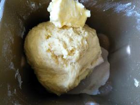 揉至出厚膜时加入黄油和酵母