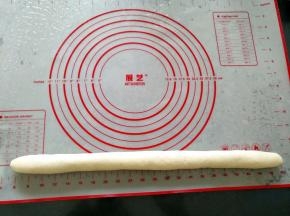 取出面团排气，搓成长条