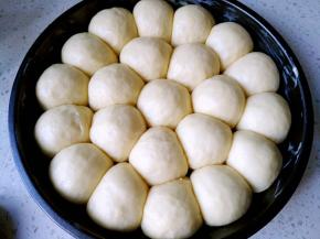 烤箱二发（烤箱最下层放置盛水的烤盘）至原先的两倍大