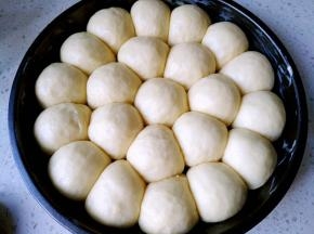 烤箱二发（烤箱最下层放置盛水的烤盘）至原先的两倍大