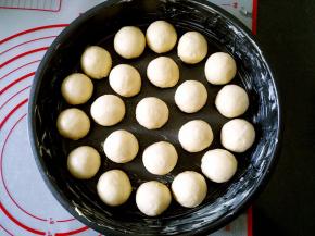 用力搓实搓圆，摆入事先抹了黄油的烤盘