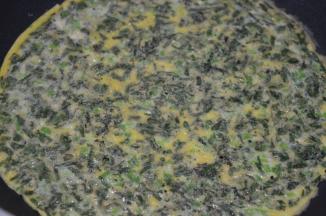 
翻面煎5秒再翻回来，关火，用余温把饼完全煎熟。