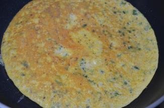 翻面煎5秒，然后再翻面，关火，利用余温把饼煎熟即可