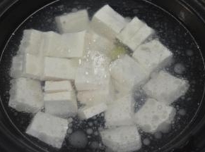 倒入适量的水