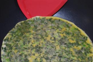 煎至鸡蛋底部变色，熟了，用铲子在边缘轻轻刮起