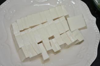 豆腐过一下清水，姜切片
豆腐切小块