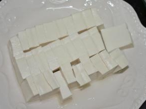豆腐过一下清水，姜切片
豆腐切小块