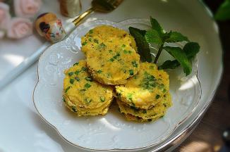 然后用饼干模具压出圆饼～好吃，爽快美味