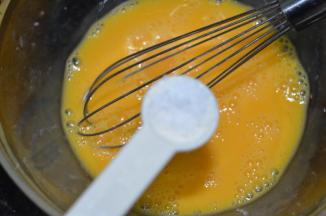 鸡蛋打入碗中，加入油和盐，完全打散