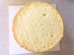 盖上第二片蛋糕片