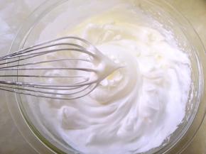 蛋白加几滴柠檬汁，分三次加入砂糖，打发至硬性发泡，打蛋器提起有个直立的三角尖