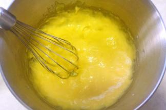 用蛋抽画Z字搅拌均匀，面糊光滑细腻