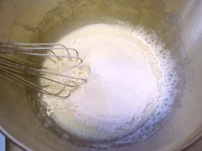 过筛低筋面粉，用蛋抽画Z字搅拌均匀