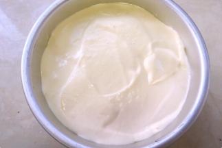 抬高20厘米倒入模具内，之后用刮棒将表面刮平正，入烤箱150度烤50分钟，出炉倒扣，凉透脱模