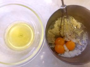 分离鸡蛋，蛋白打至干净容器，蛋黄加入到面糊中