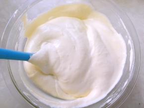 之后加入剩下的蛋白霜，继续翻拌均匀，最后再用刮棒将底下翻拌不到的地方，也翻拌均匀