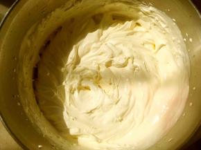 取400克淡奶油加40克糖粉打发，出现纹路即可