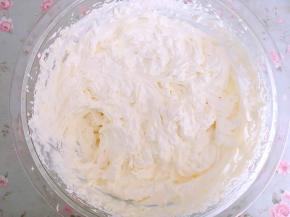 将剩下的淡奶油加糖粉打发，出现清晰纹路，倾斜打蛋盆不流动即可，之后装入裱花袋，我用的10齿裱花嘴