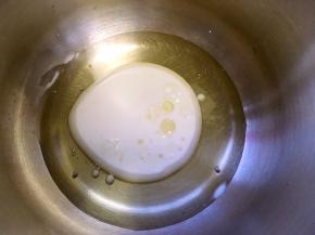 我用的戚风蛋糕做蛋糕坯，牛奶加玉米油搅拌至乳化状态