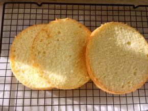 凉透的蛋糕去掉顶层，分切成3片