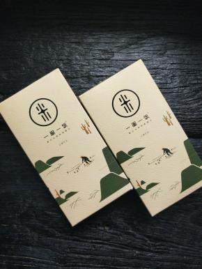 准备糯米，我喜欢用一粥一饭的圆粒糯米，Q弹有嚼劲。