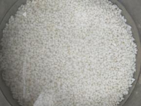 洗净，清水浸泡两小时。