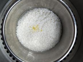 放刚刚没过糯米的水量，滴两滴香油，入蒸锅蒸熟。
～同时可以把腊肉也放蒸锅中一起蒸熟。