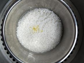 放刚刚没过糯米的水量，滴两滴香油，入蒸锅蒸熟。
～同时可以把腊肉也放蒸锅中一起蒸熟。